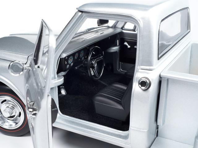 Autoworld 1:18 1968 Chevy C10 Pickup Stepside
