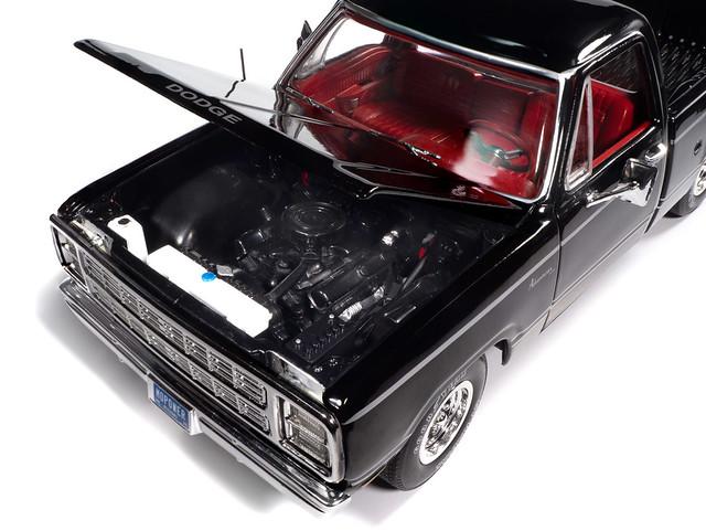 Autoworld 1:18 1979 Dodge SWB SweptlinePickup Adventurer