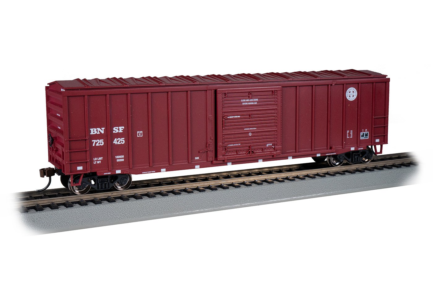 Bachmann BNSF #725425 ACF 50.5ft O/SideBraced Sldg Dr Boxcar+Load. HO